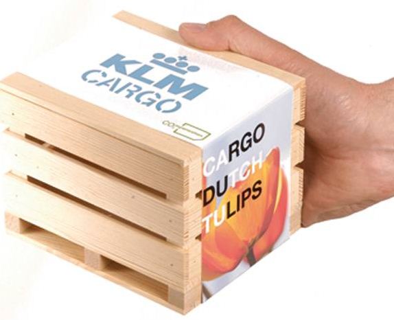 Houten luchtvracht palletkistjes met bloembollen