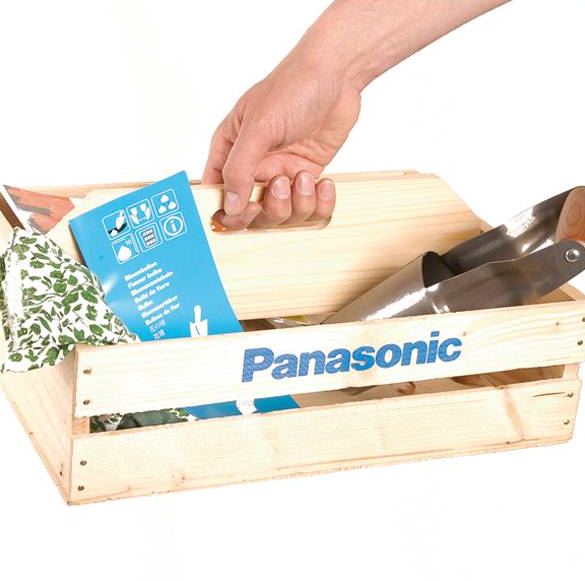 Houten tuinkisten met handschoenen en bollenplanter