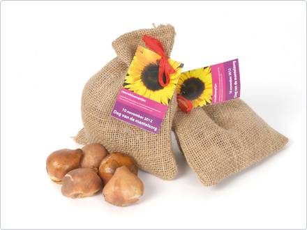Mini jute zakjes met bloembollen