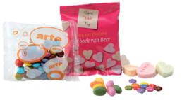 Zakjes gevuld met snoepjes