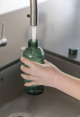 Lekvrije waterfles met metallic dop