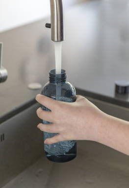 Lekvrije waterfles met metallic dop