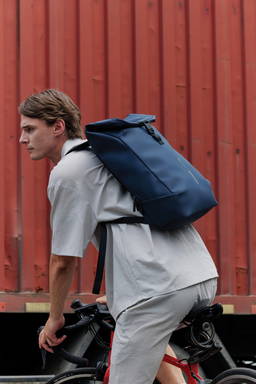 Urban water-resistant flap-top rugzak