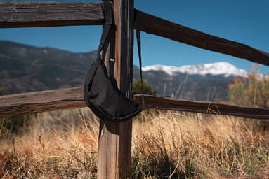 Crescent AWARE™ RPET halve maan sling bag