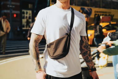 Crescent AWARE™ RPET halve maan sling bag