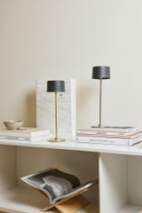 VINGA Nauro RCS recycelte ABS Tischlampe