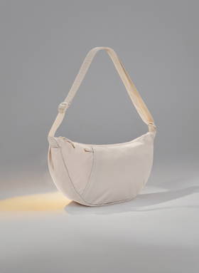 Crescent XL AWARE™ RPET halve maan sling bag
