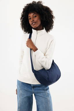 Crescent XL AWARE™ RPET halve maan sling bag
