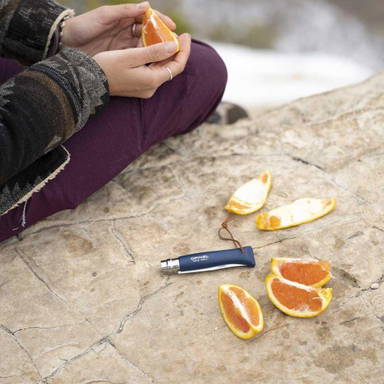Opinel Colorama No 08 zakmes in een  riemetui