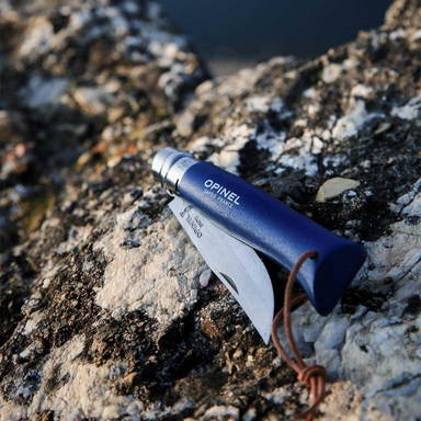 Opinel Colorama No 08 zakmes in een  riemetui