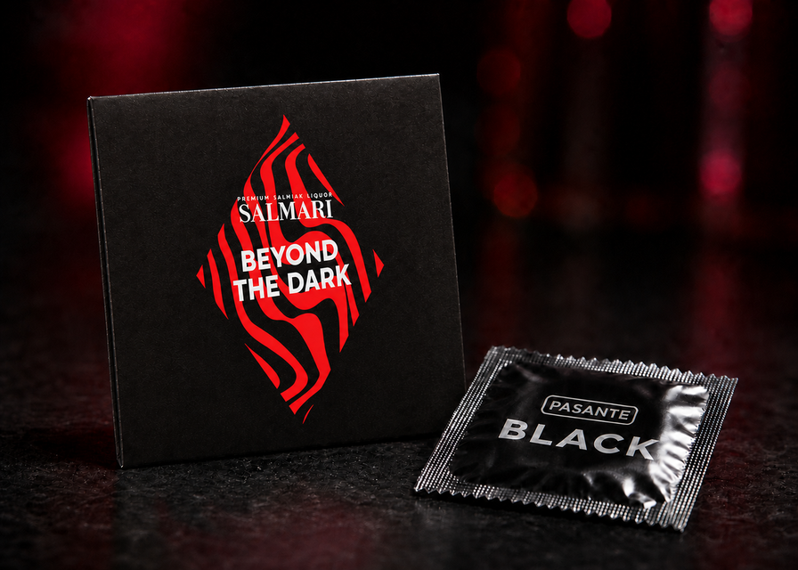 Salmari: Pasante Black in bedrukte envelop