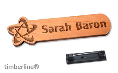 Timberline flex houten naambadge in eigen vorm - Stainless steel pin alder wood